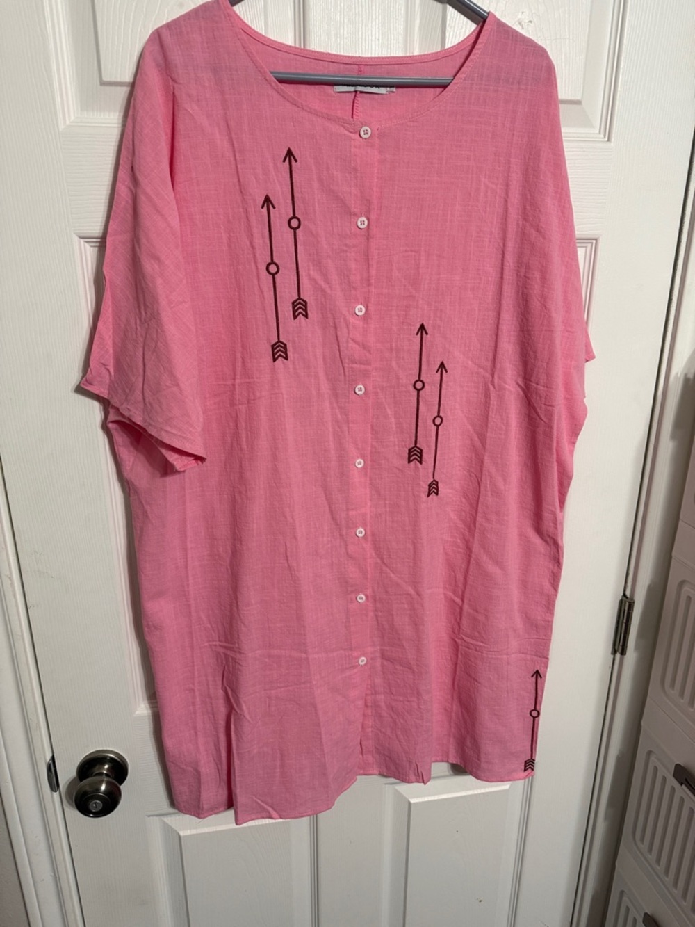 MISSLOOK Pink Button-Down Casual Men's Shirt with Black Arrow Print